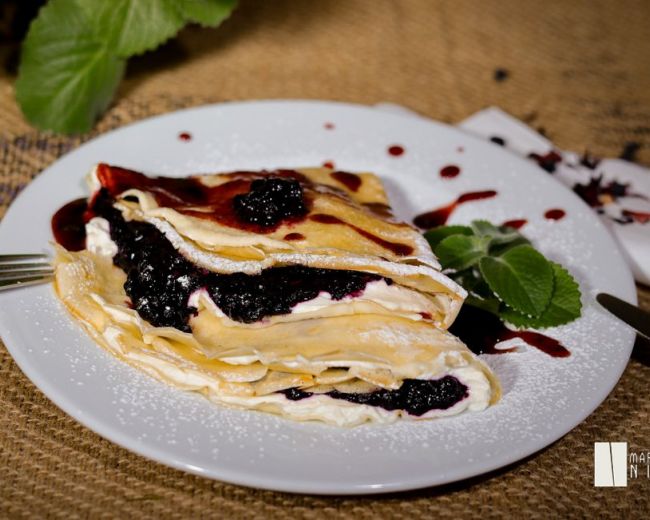 Naleśniki z serem i jagodami lub jabłkiem i cynamonem 