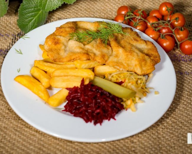 Kotlet schabowy z frytkami i surówką 